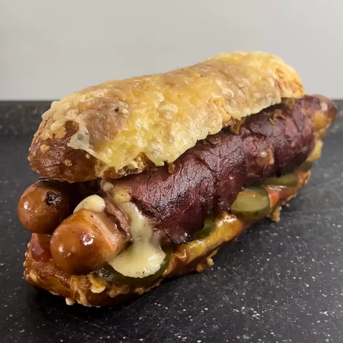 Käsiges Würstchen Pastrami Sandwich