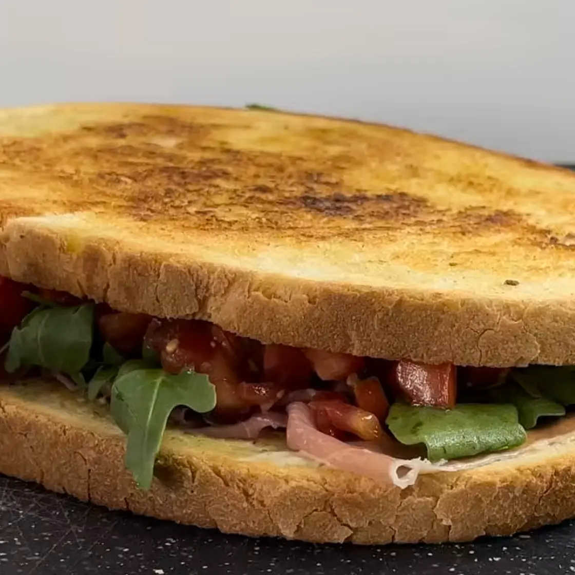 Riesiges Prosciutto Bruschetta Sandwich