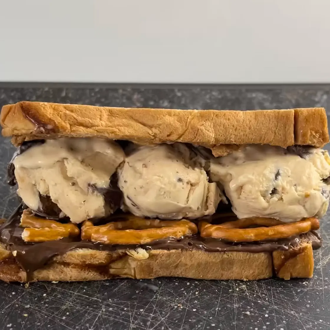 Knuspriges Schokoladen Erdnussbutter Sandwich