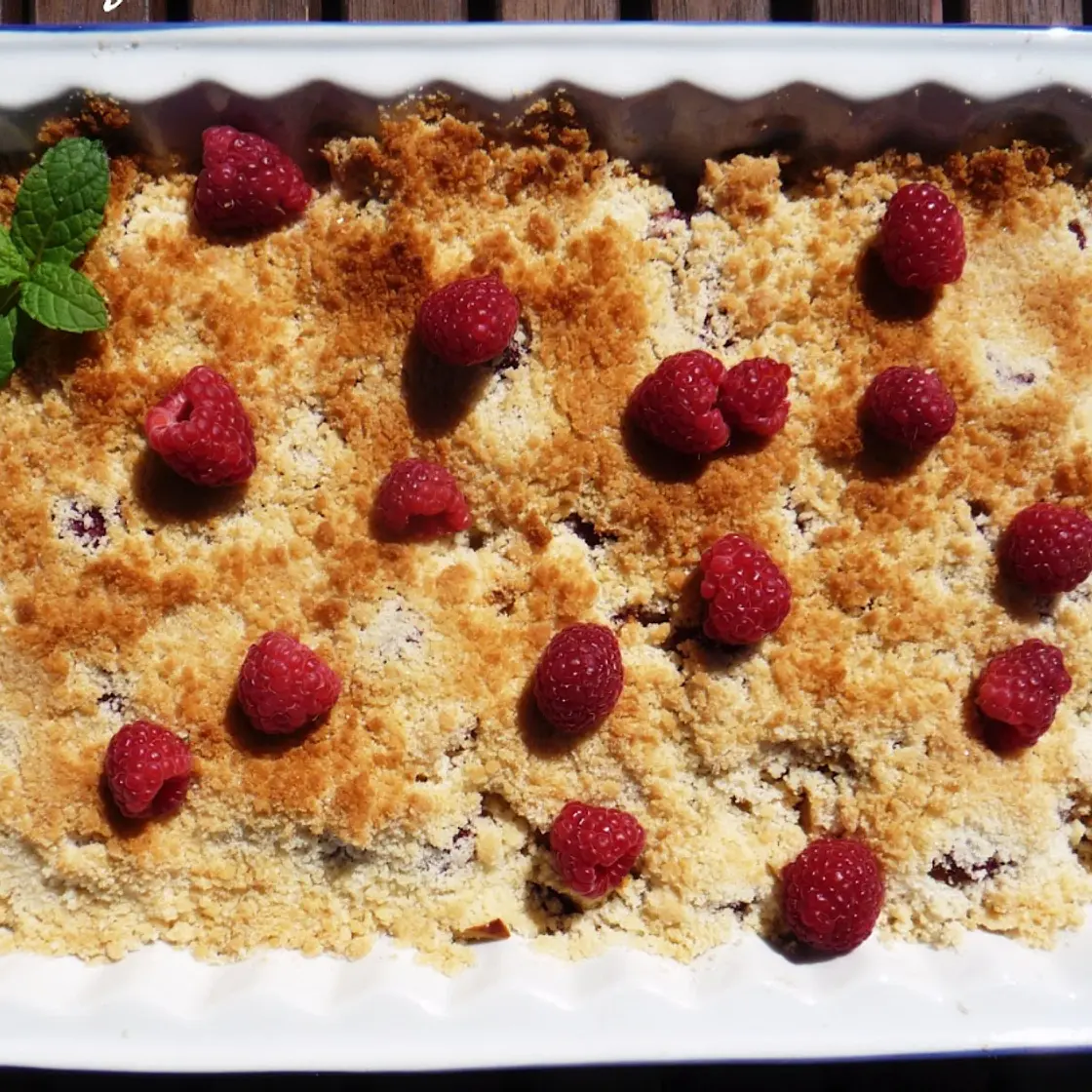 Pear Crumble with raspberries, ginger and pistaccio