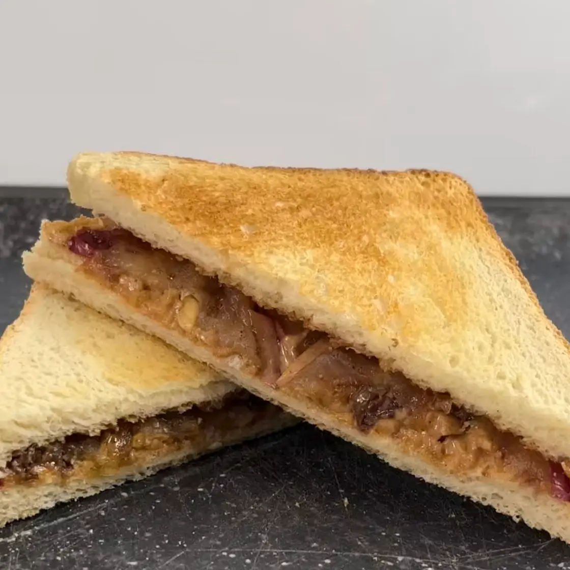 Herbstliches Erdnussbutter Sandwich