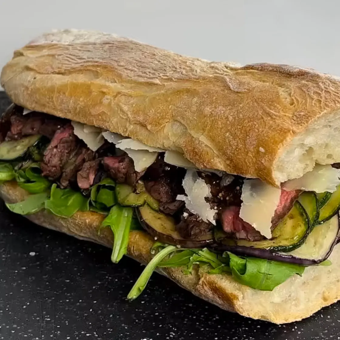Steak und Grillgemüse Sandwich