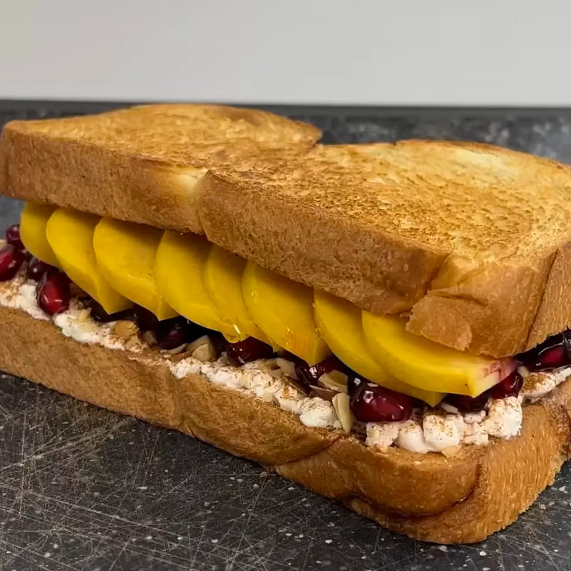 Fruchtig herbstliches Frühstückssandwich