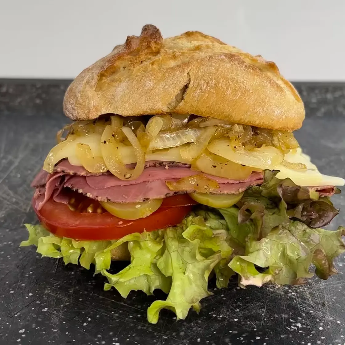 Saftiges Pastrami Sandwich