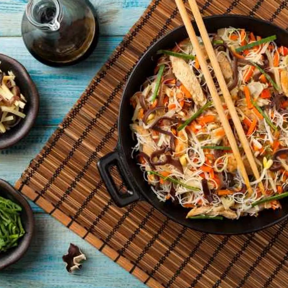 STIR FRY NOODLES WITH CHICKEN