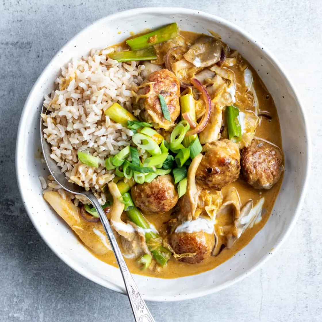 Kipballetjes in rode curry met rijst, witte kool en oesterzwam