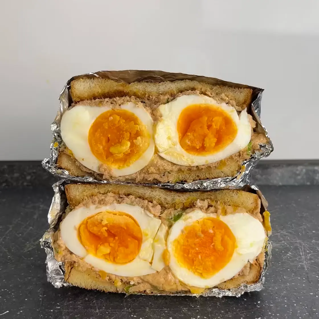 Scharfes Thunfisch Ei Sandwich