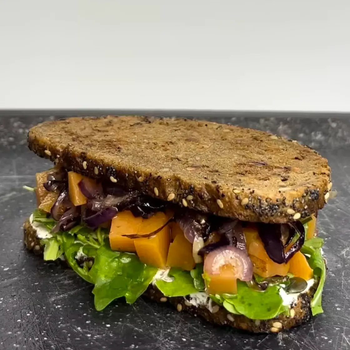 Kürbis karamellisierte Zwiebeln Sandwich