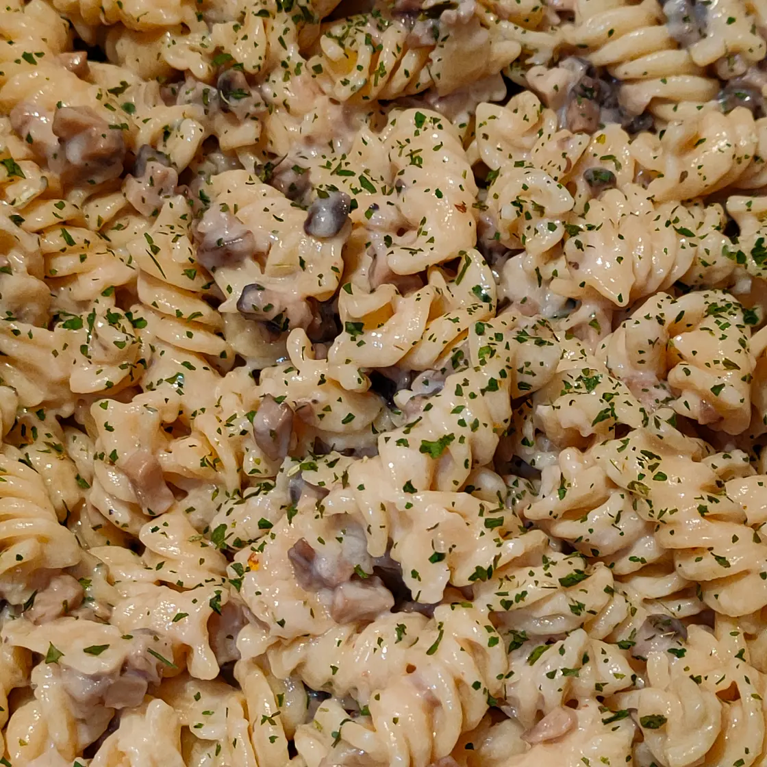 Creamy, Vegan mushroom and rosemary pasta