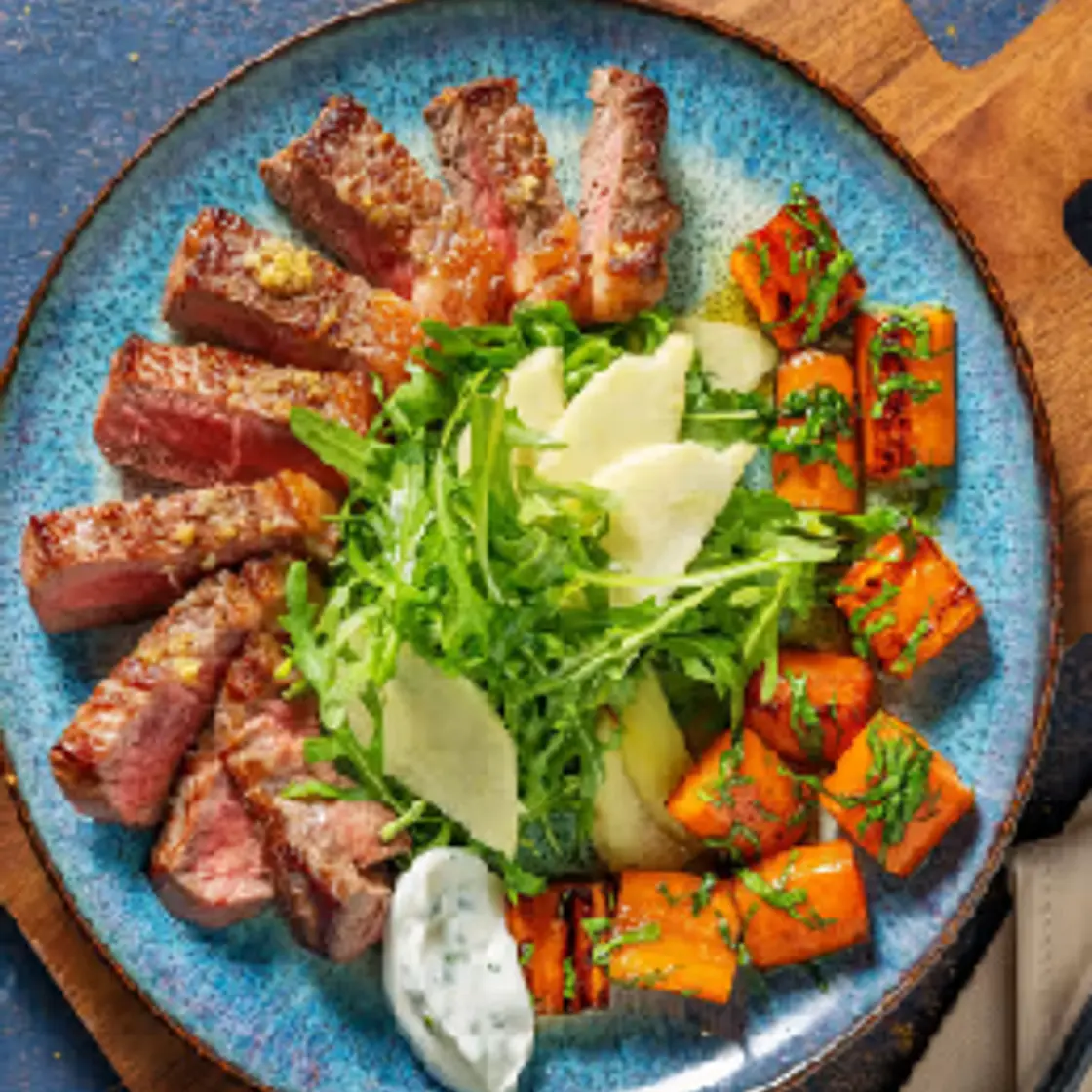 Bistecca di manzo e carote al cumino con yogurt all'erba cipollina, mela e rucola