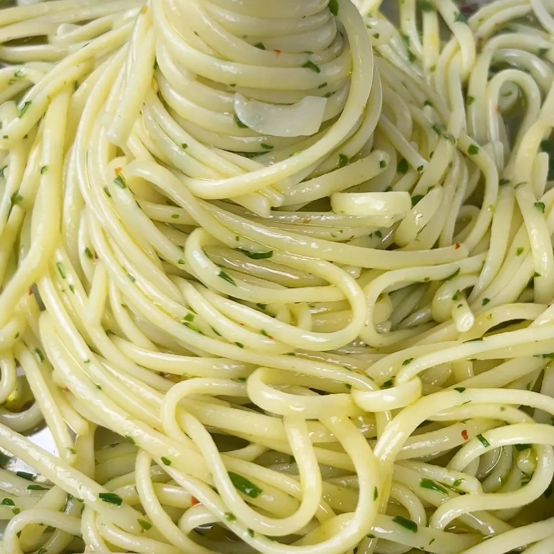 Aglio e olio (pasta with garlic and oil sauce) 🤤