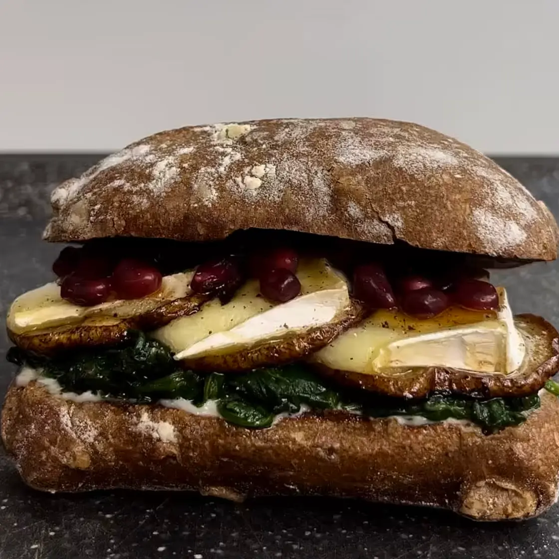 Süß und herzhaftes Camembert Birnen Sandwich
