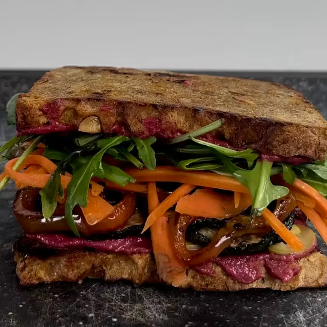 Mediterranes Hummus Gemüse Sandwich
