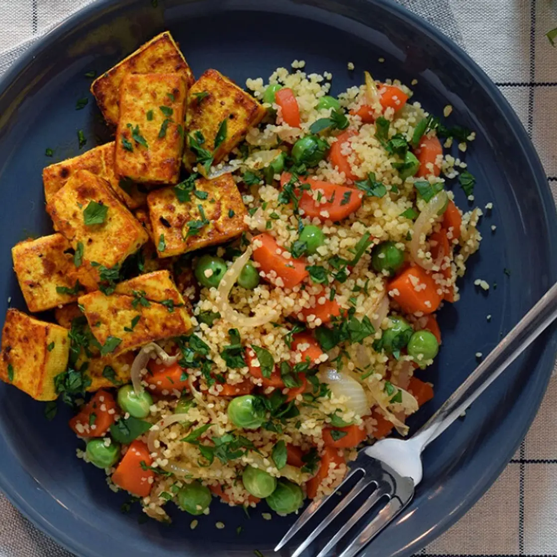 Tofu marinado a la mostaza con cuscús de verduras