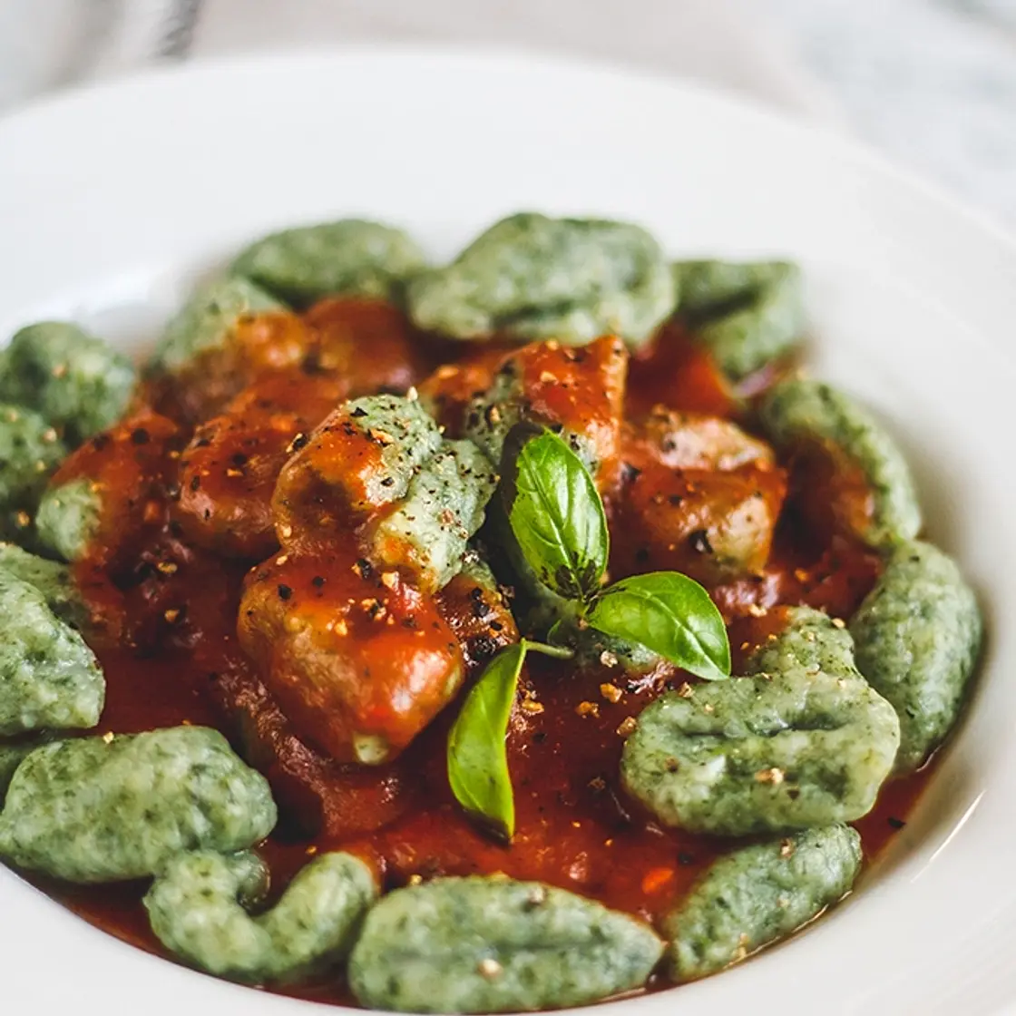 ñoquis verdes con salsa boloñesa vegetariana