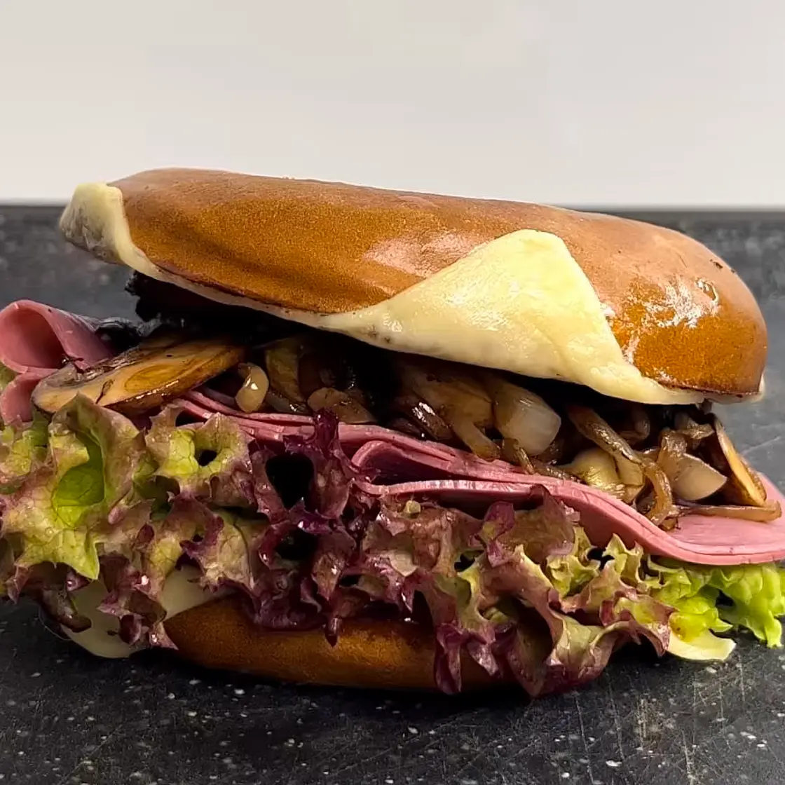 Käsiges Schinken Champignons Bagel