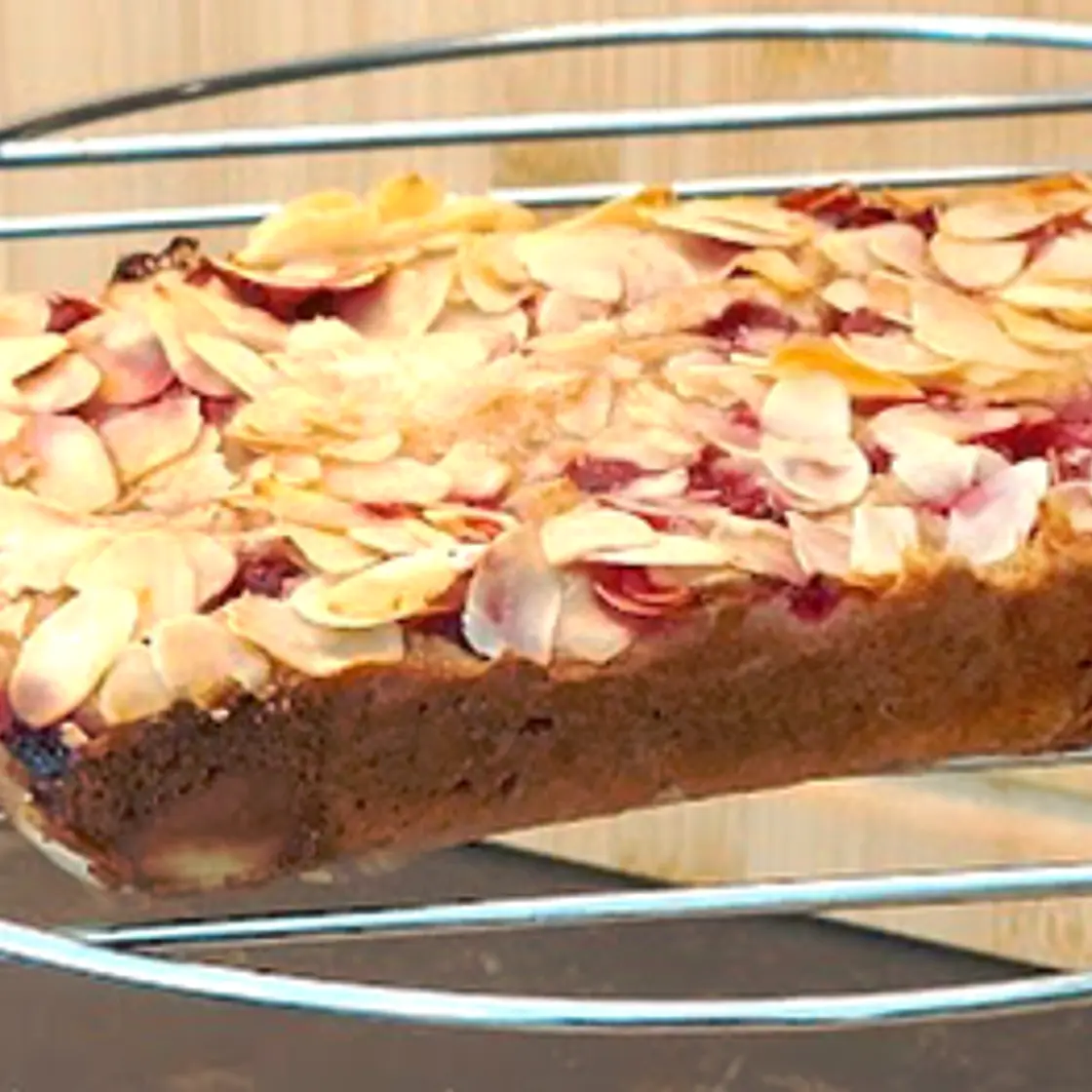 Glutenvrij ontbijtbrood (franchipane cake) met (zacht) seizoensfruit & tofu