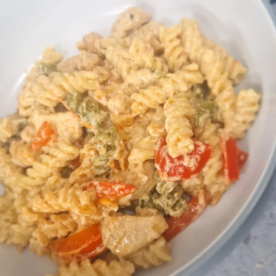 Creamy Mozzarella & Chicken Pasta (with 🫑)