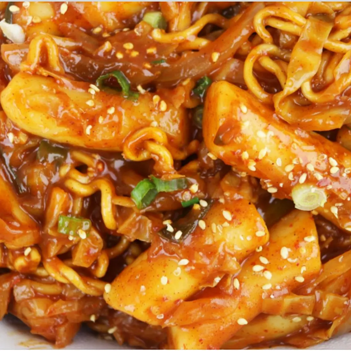 Tteokbokki (Spicy Korean Rice Cakes)