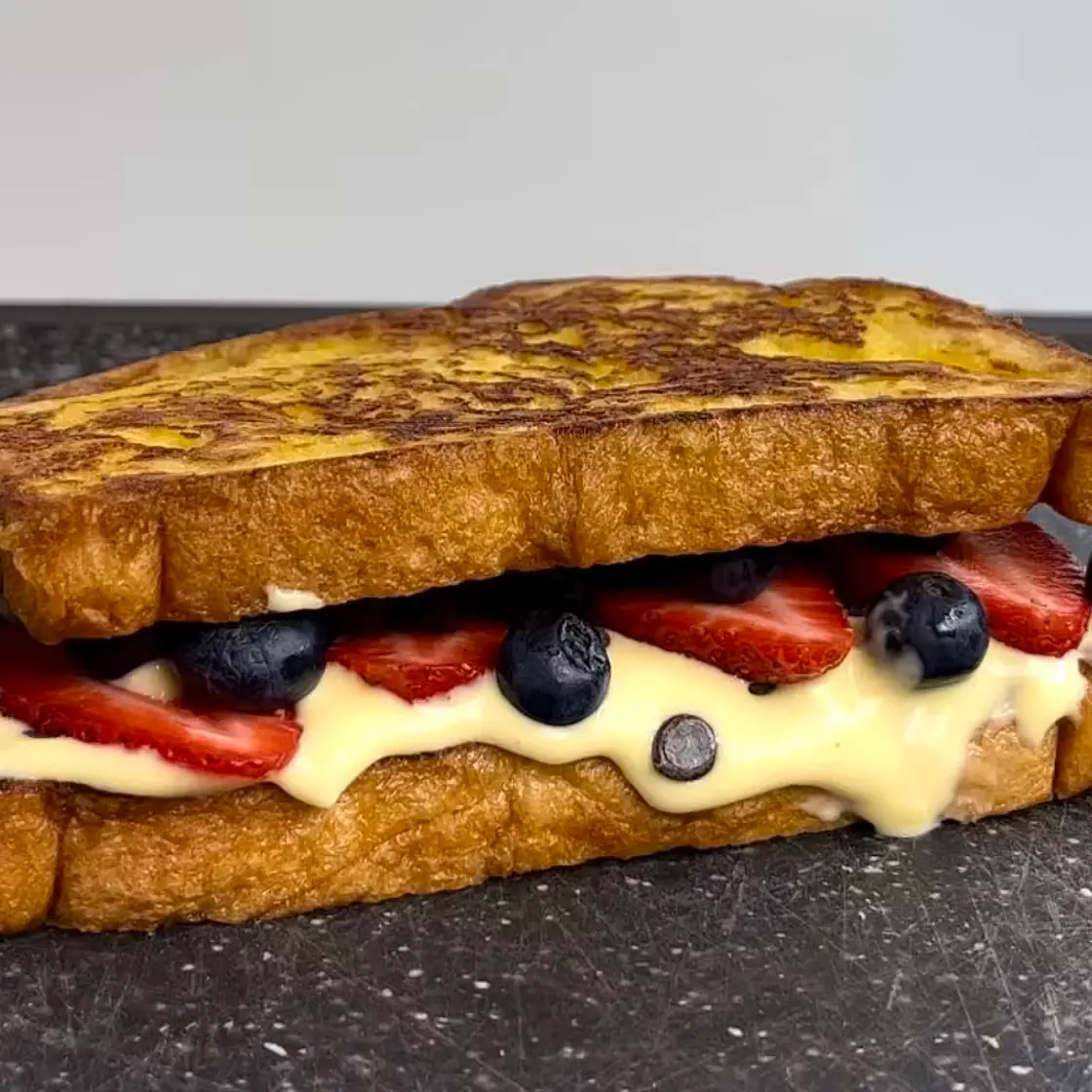 Fruchtiges Vanille French Toast Sandwich
