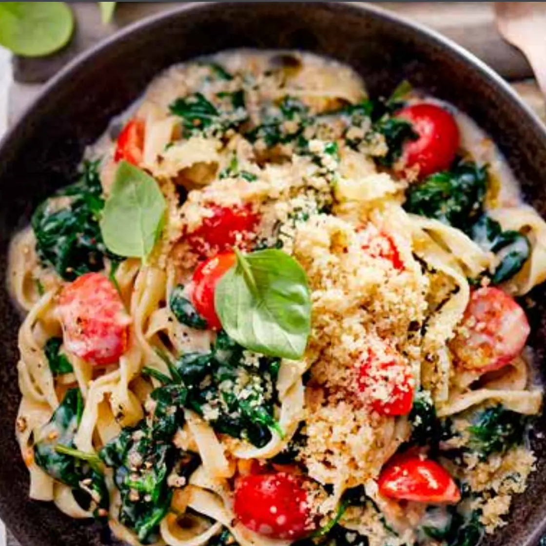 Tagliatelle mit Tomaten, Ziegenkäse und Walnuss-Parmesan (Thermo