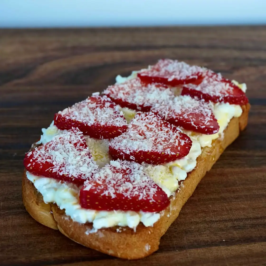 Sommerlicher Erdbeertoast