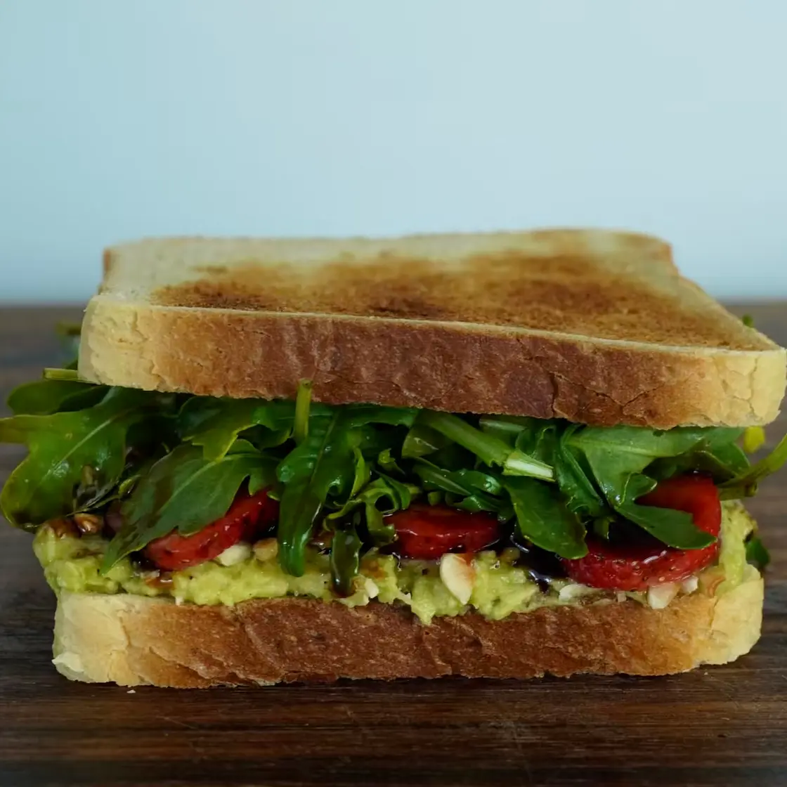 Avocado-Erdbeer Sandwich