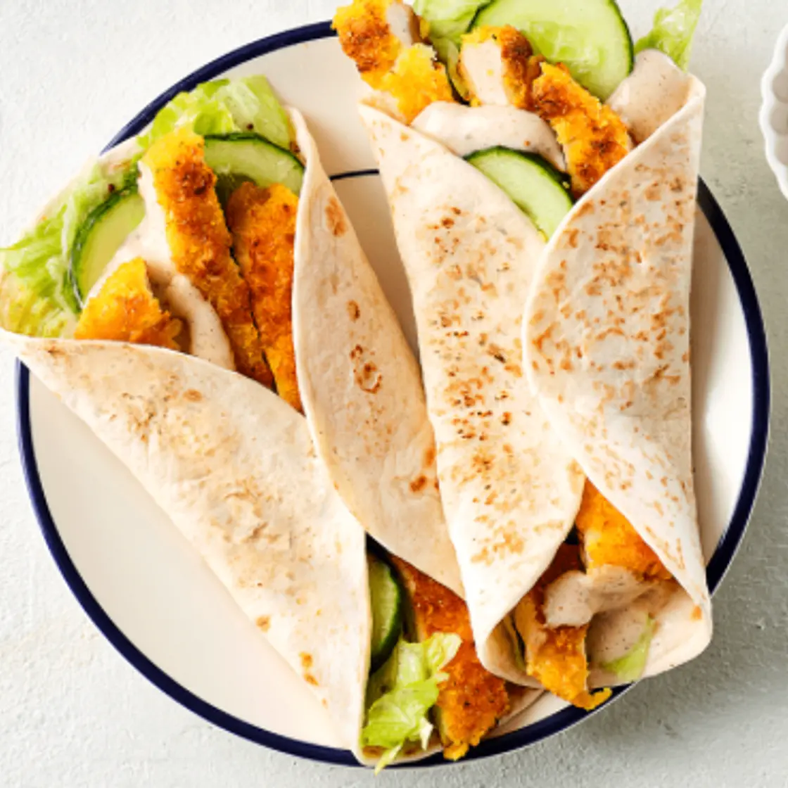 Kipschnitzelwraps met honing-mosterdsaus