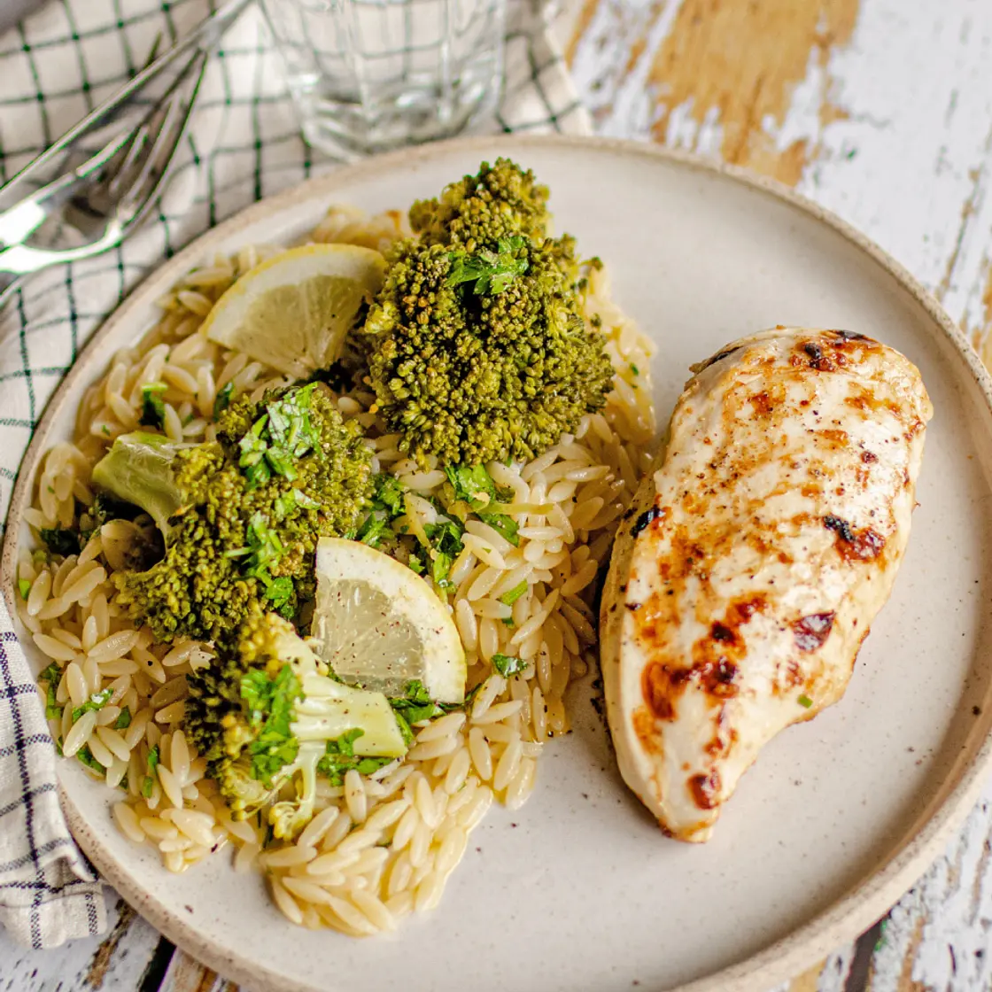 Filet de poulet en persillade, brocoli et orzo au citron