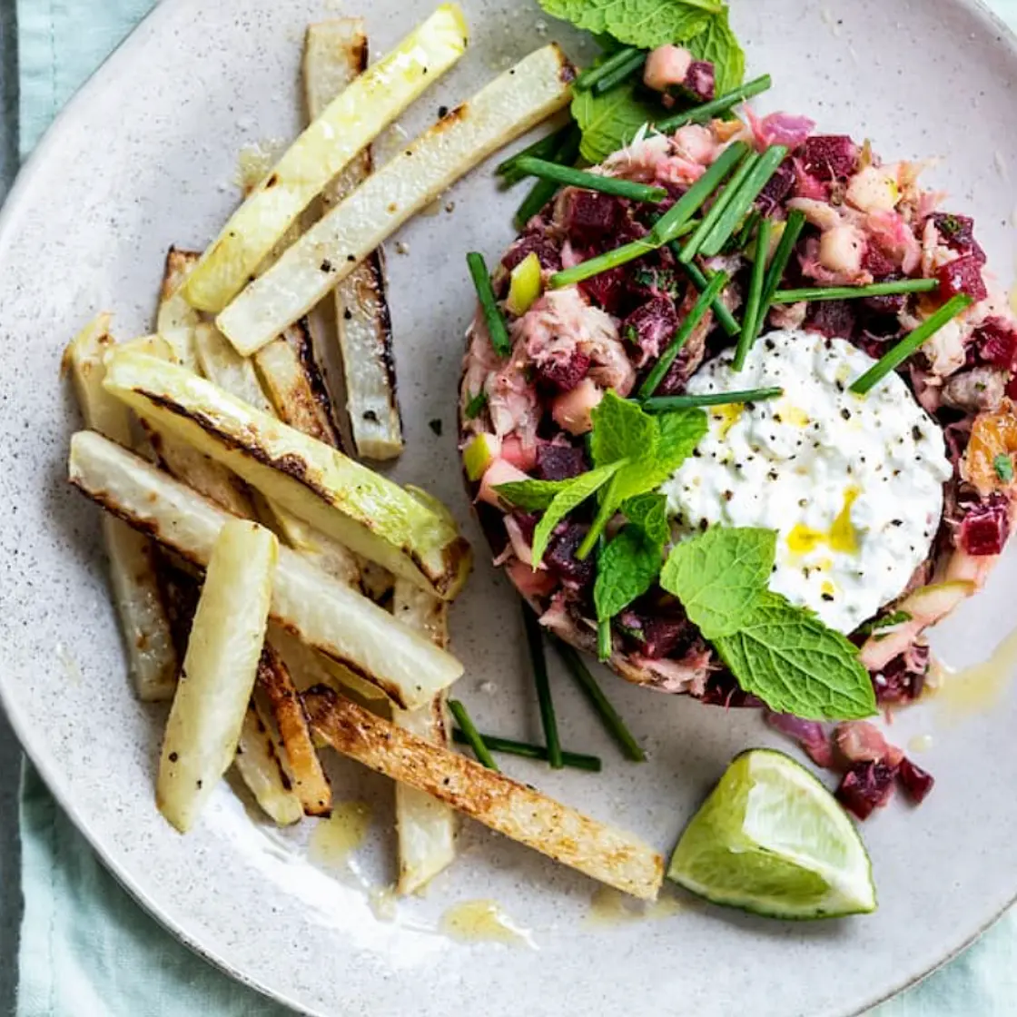 Mackerel tartare with vegetable fries, apple and beetroot
