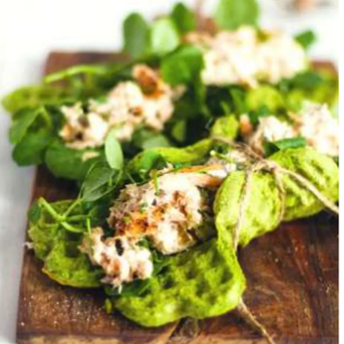 SPINATVAFLER MED LAKSESALAT