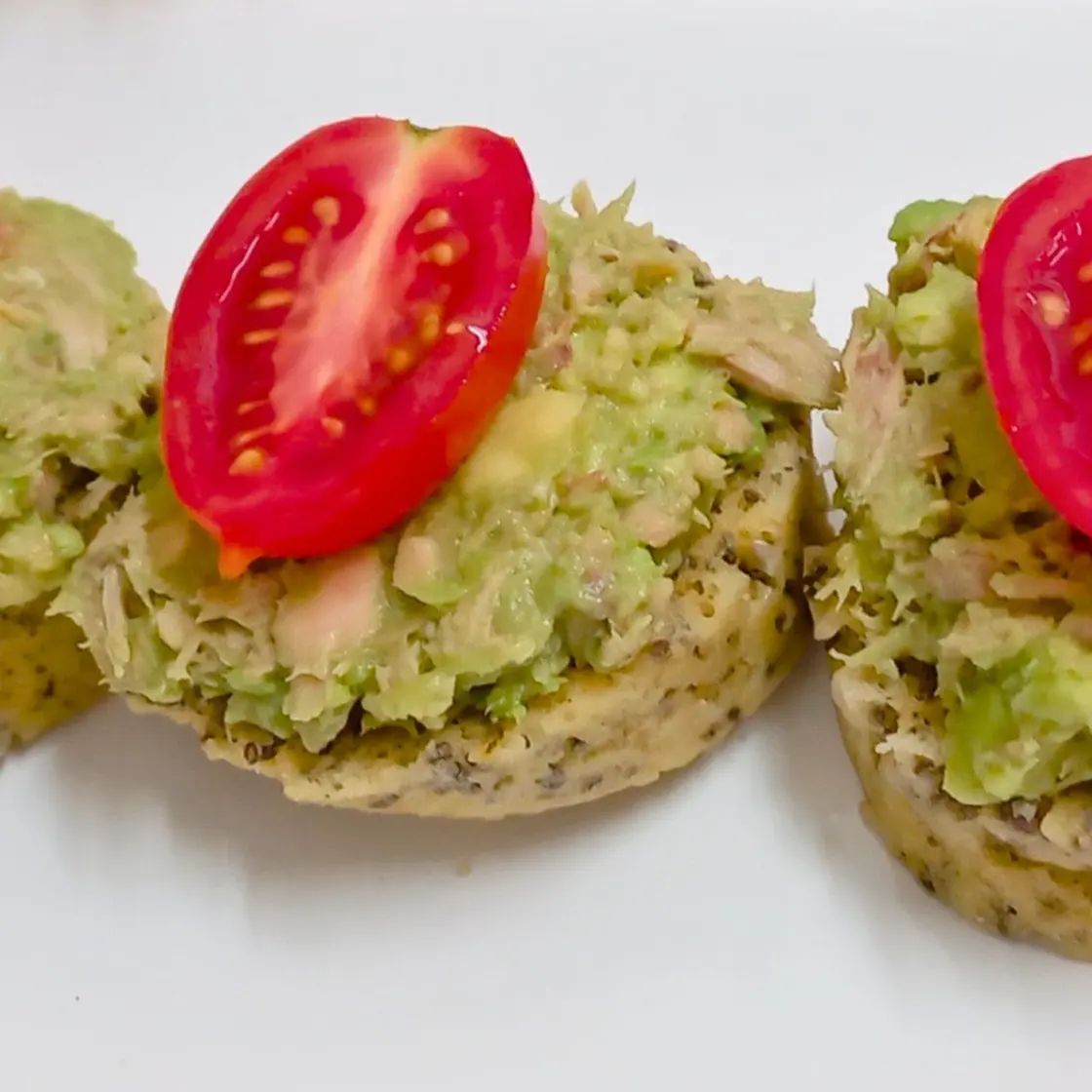 KETO. Desayuno o bocaditos con atún y palta