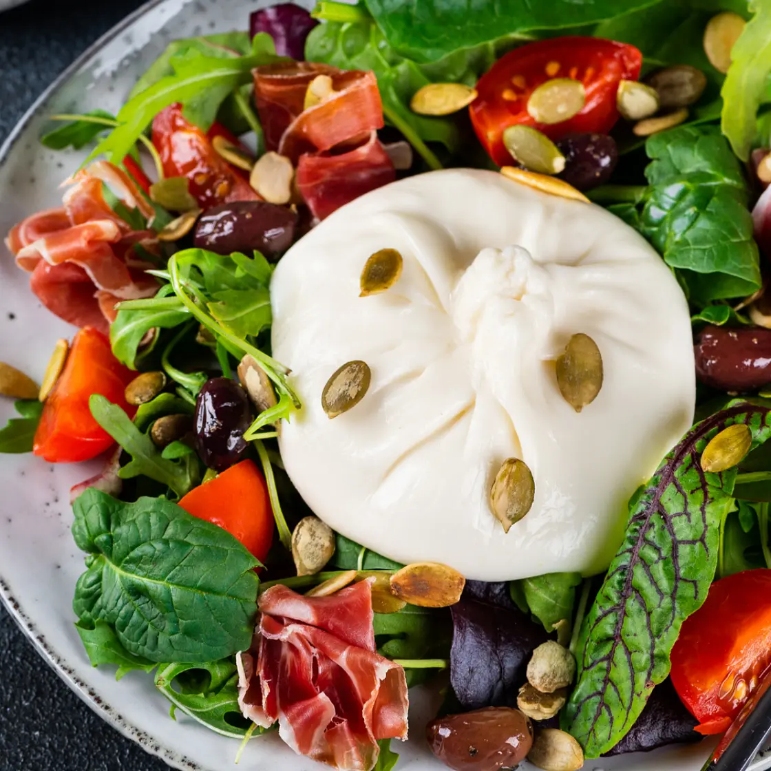 Keto Ensalada con hojas verdes y fiambres