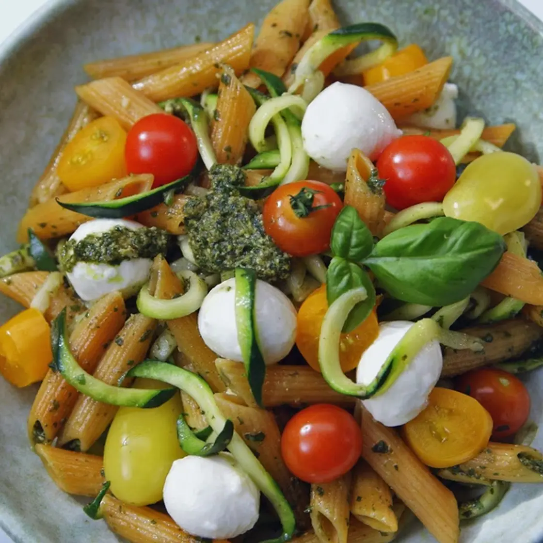 Kichererbsen-Pasta mit Zucchini, Tomaten und Mozzarella