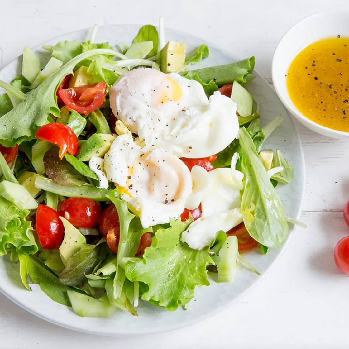 Pochierte Eier auf gemischtem Salat