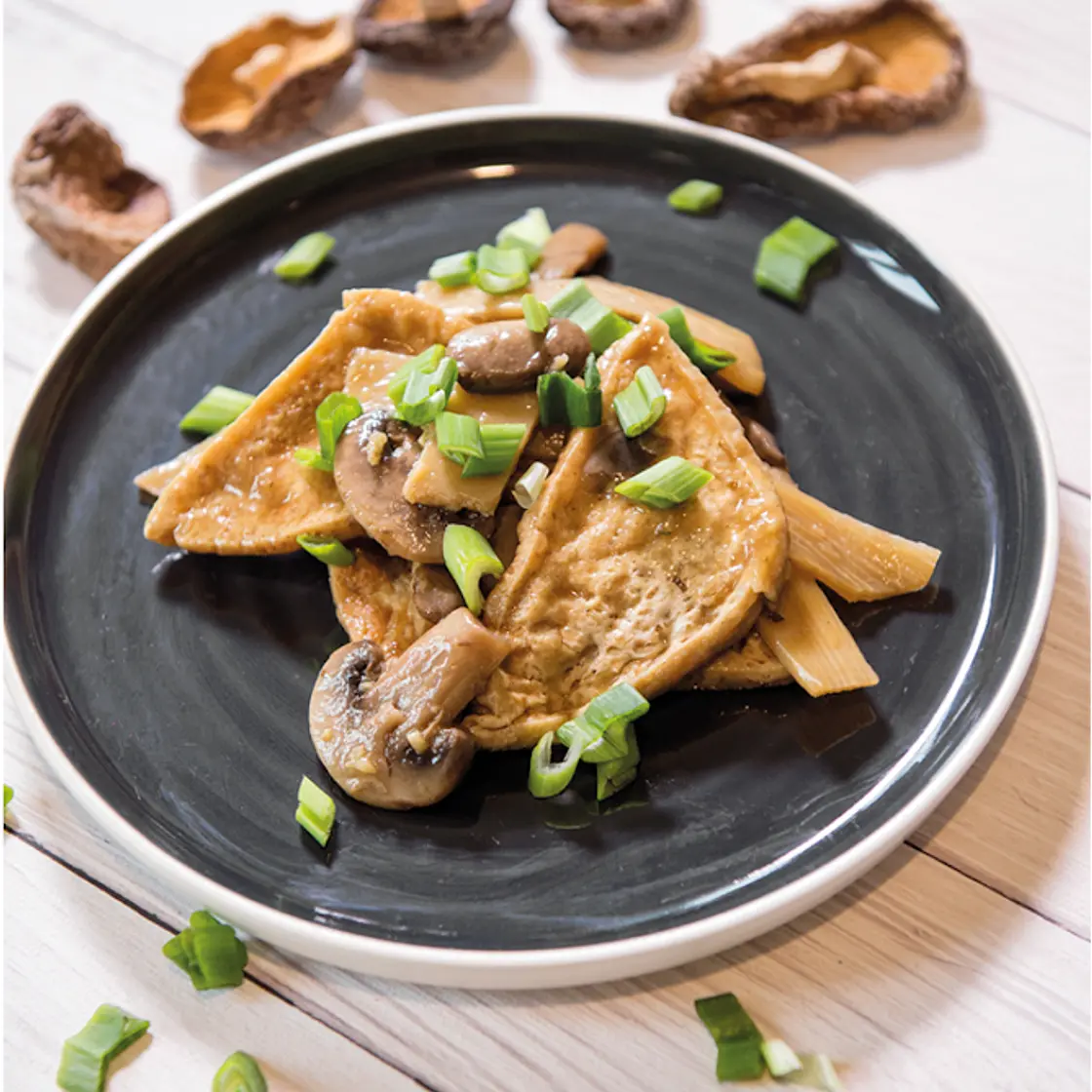 Tofu saltato con funghi e bambù