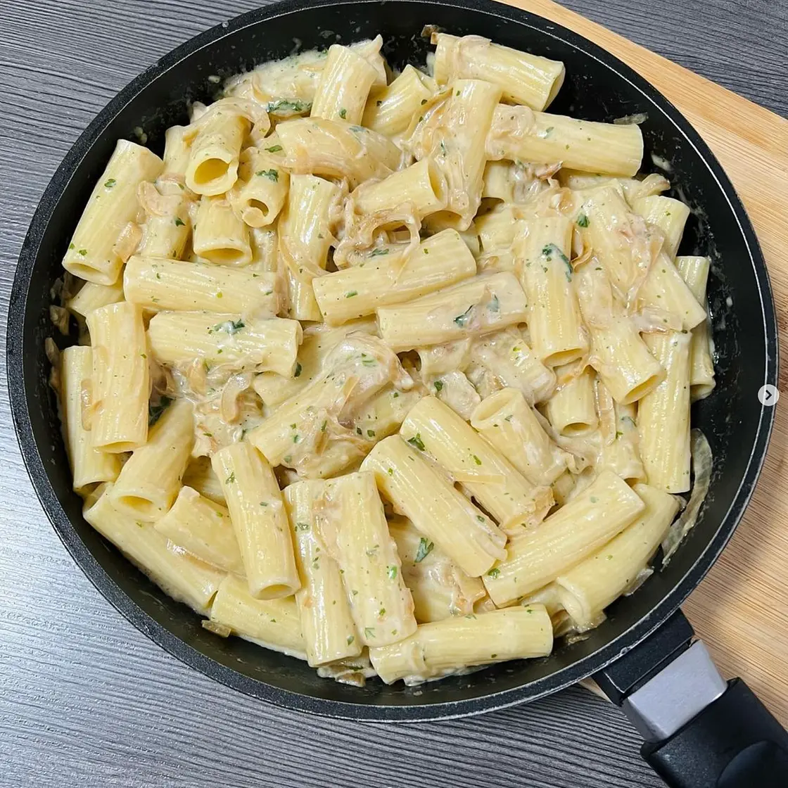 Pasta mit karamellisierten Zwiebeln