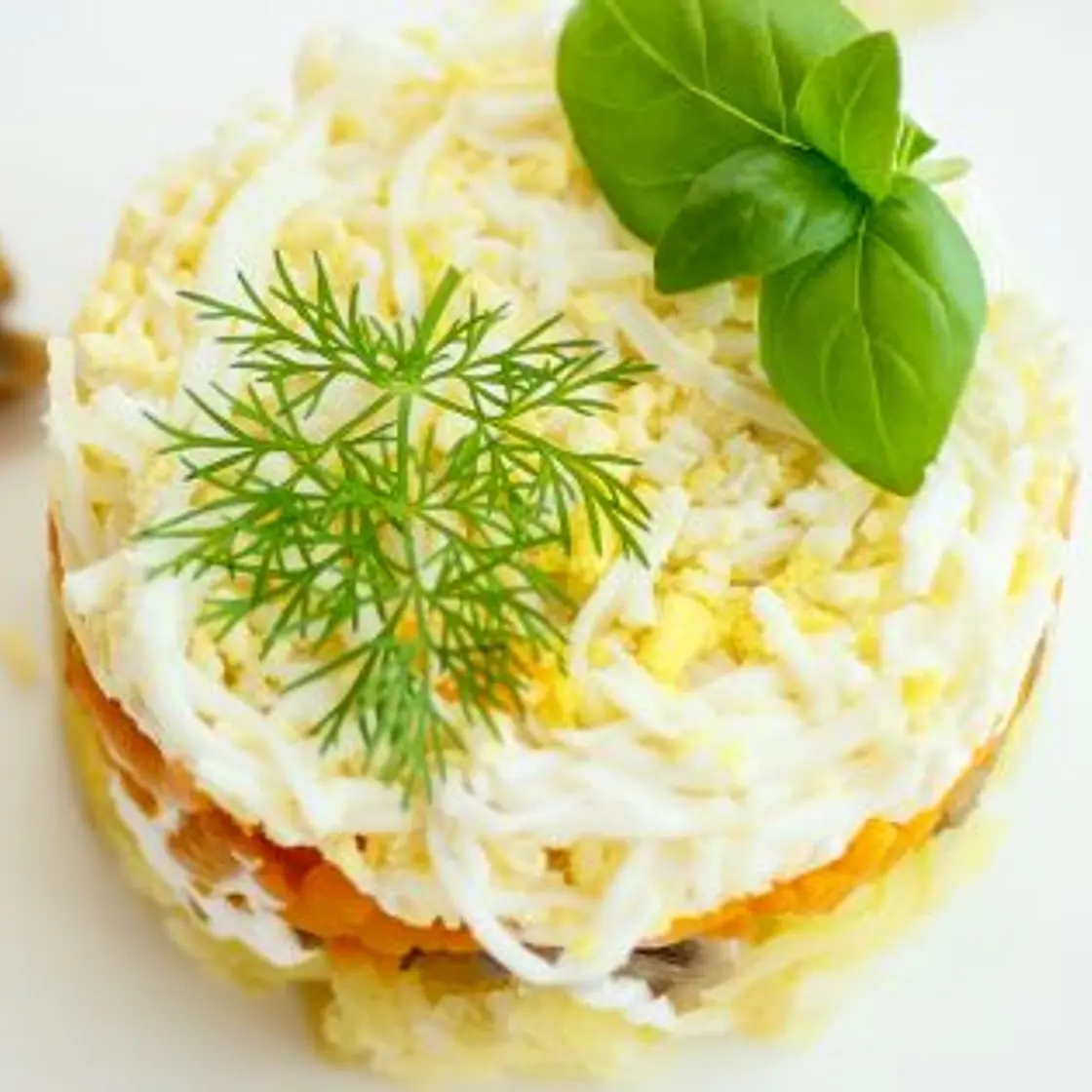 Cалат с шампиньонами, ветчиной и сыром