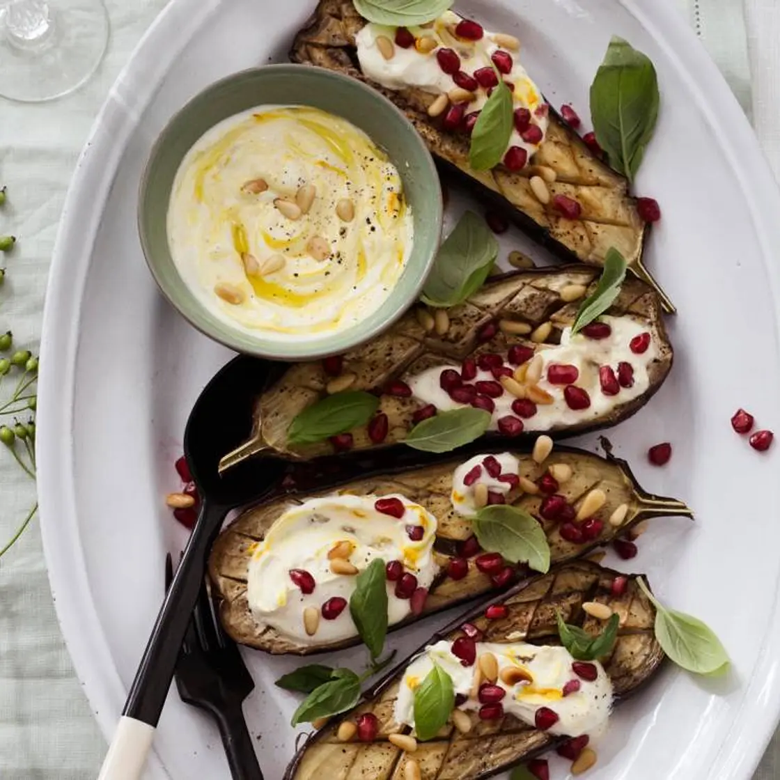 Geroosterde Aubergine met saffraan yoghurt & parelcouscous