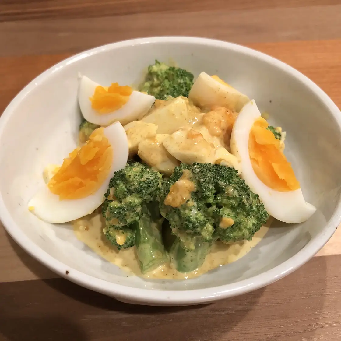 西蘭花雞蛋沙拉 佐 咖哩美乃滋醬