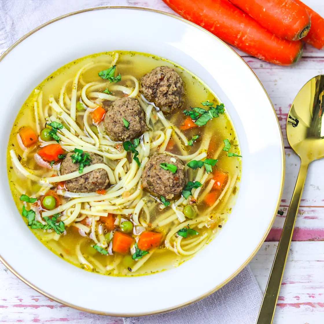 Nudelsuppe mit Fleischbällchen