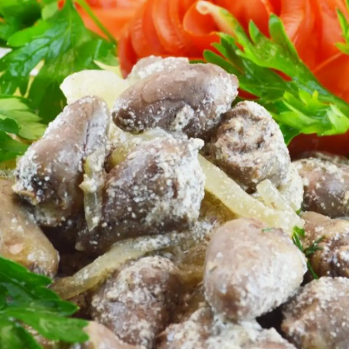 Куриные сердечки в сметане