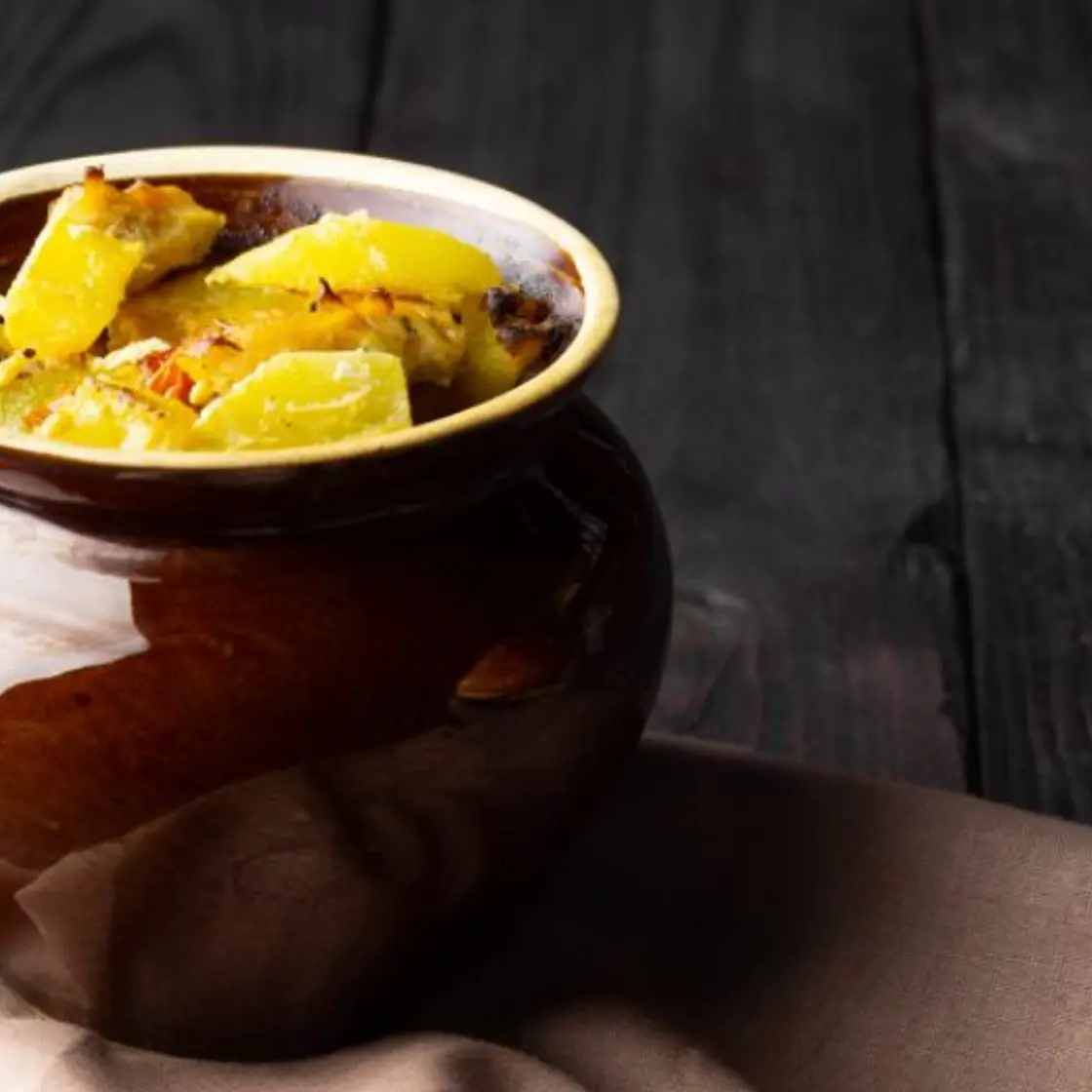 Куриные сердечки с картошкой в горшочках