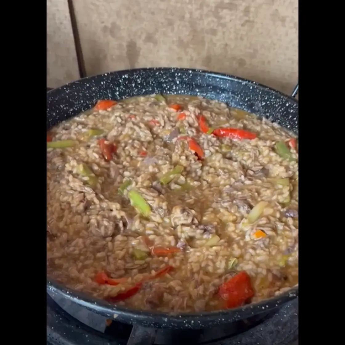 Arroz meloso de carrillera, pimiento rojo y ajos tiernos.