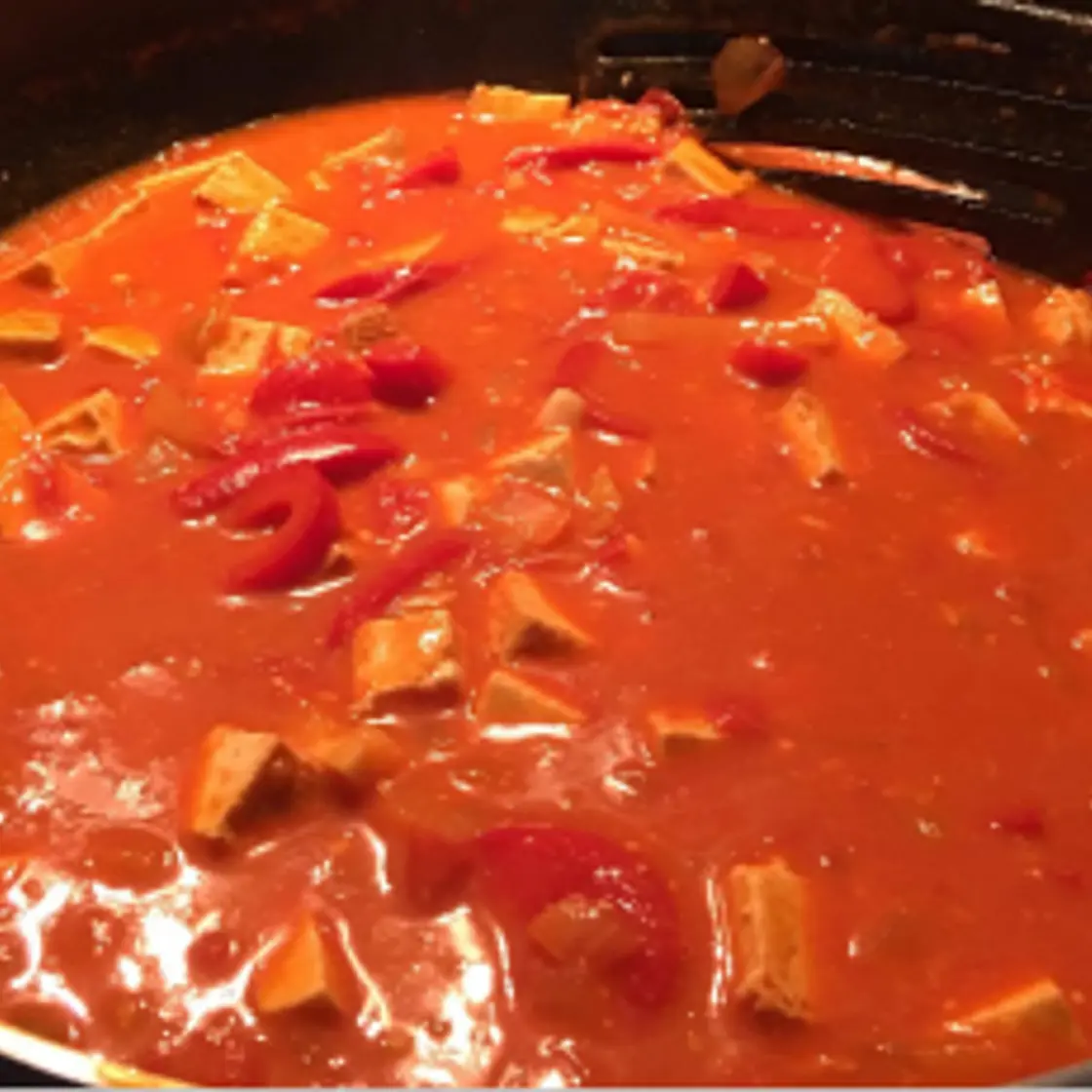 Curry z pomidorami i tofu wędzonym (przepis Artura)