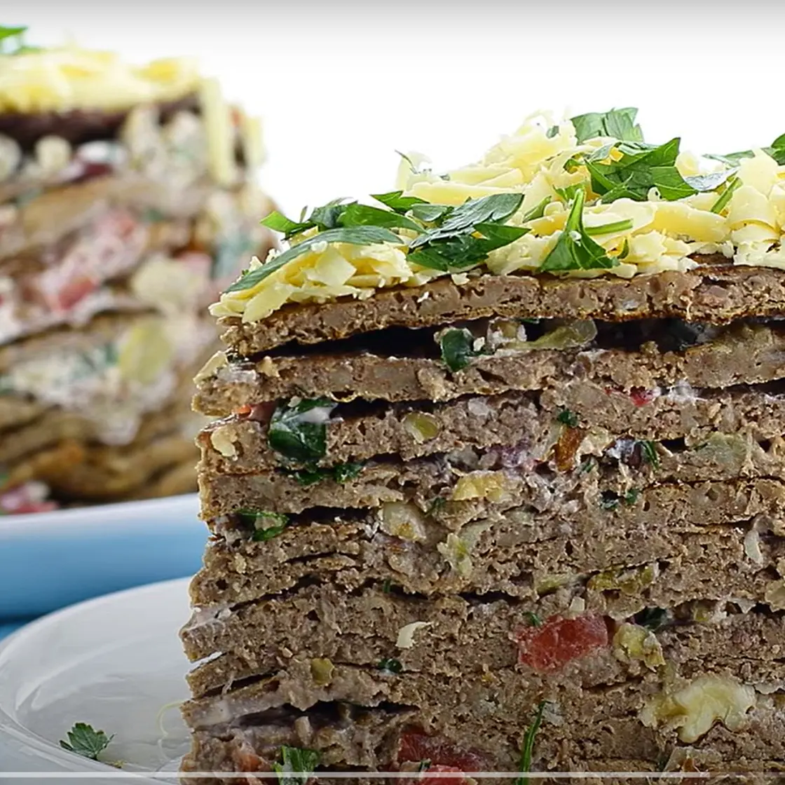 ЗАКУСОЧНЫЙ ПЕЧЁНОЧНЫЙ ТОРТ С БАКЛАЖАНАМИ, ПОМИДОРАМИ И ОРЕХАМИ