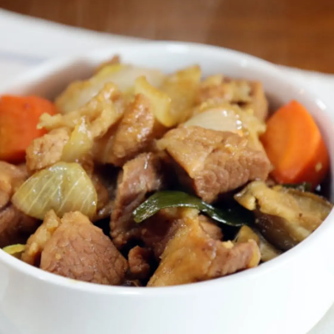 저렴한 돼지고기 사태로 부드러운 갈비찜 만드세요.