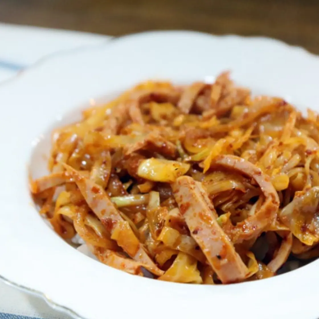 간편하게 먹을 수 있는 짭조름한 맛이 일품 스팸 양배추 덮밥
