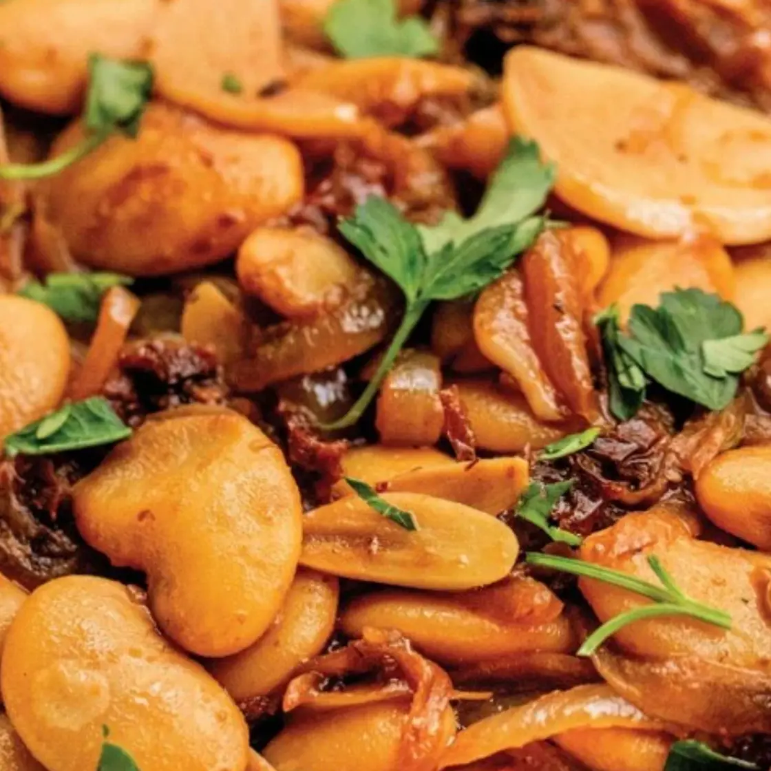 CARAMELIZED ONION BUTTER BEANS