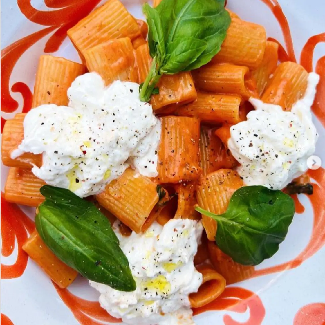 Pasta met cherrytomatensaus en burrata